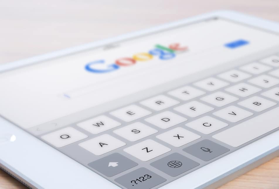 Suchmaschinenoptimierung: Tablet auf dem man die Google Suchleiste und eine tastatur sieht